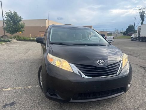 Used 2012 Toyota Sienna LE w/ Towing Pkg FWD image 17