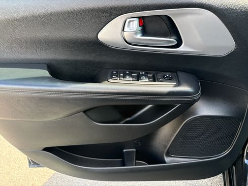 Used 2019 Chrysler Pacifica Touring Plus w/ S Appearance Package FWD image 10