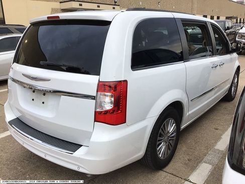 Used 2014 Chrysler Town & Country Touring-L w/ Driver Convenience Group image 5