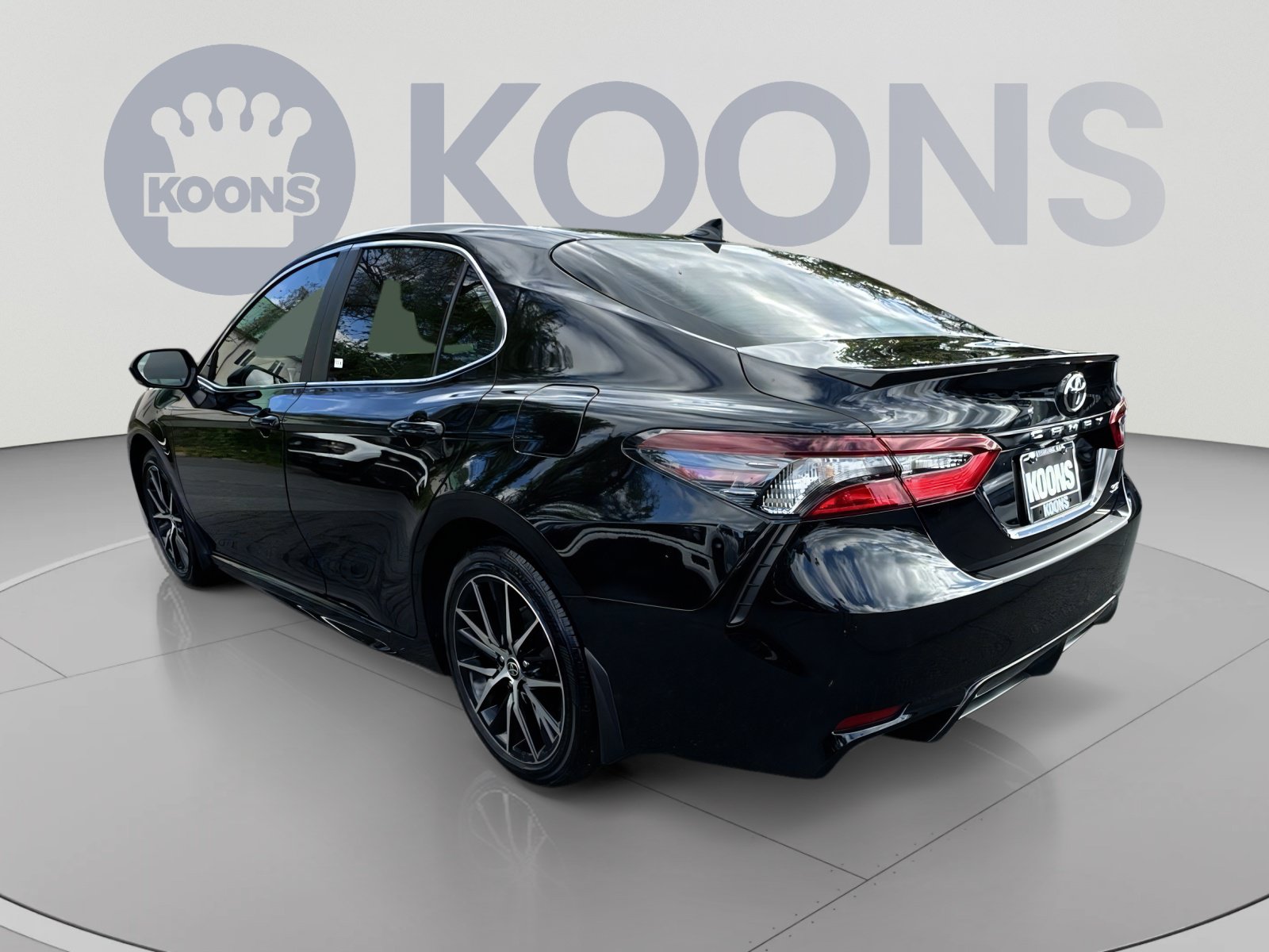 Used 2024 Toyota Camry SE w/ Cold Weather Package FWD image 8