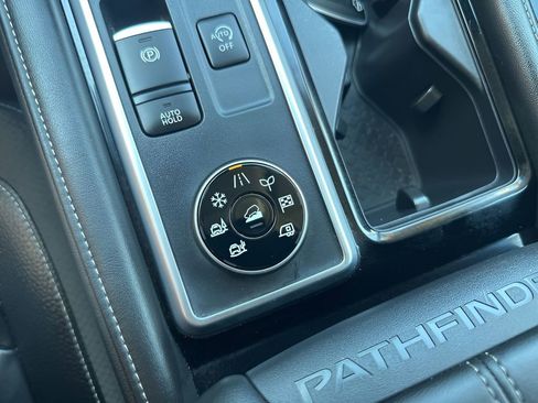 Used 2025 Nissan Pathfinder SL AWD/4WD image 33