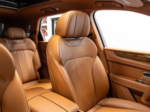 Used 2019 Bentley Bentayga image 18