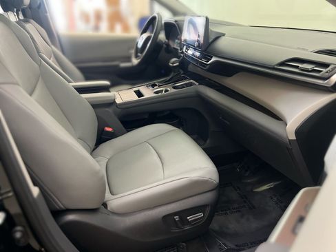 Used 2024 Toyota Sienna XLE w/ XLE Plus Package FWD image 27