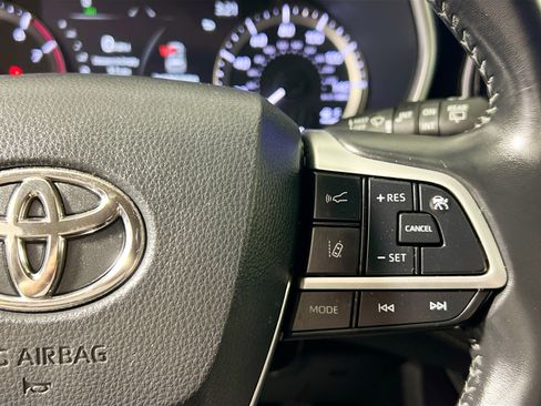 Used 2023 Toyota Highlander XLE image 19