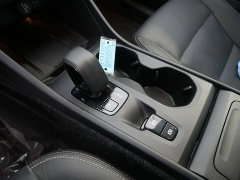 Used 2025 Volvo XC40 B5 Core image 18