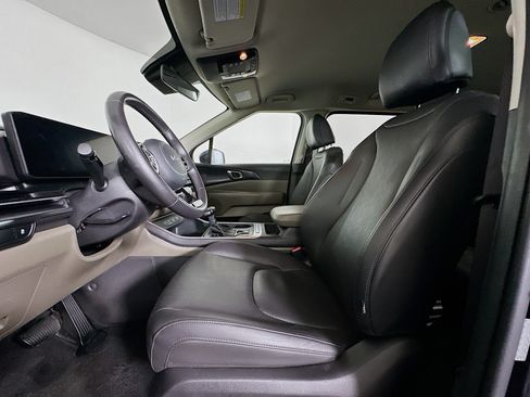 Used 2025 Kia Carnival FWD image 13