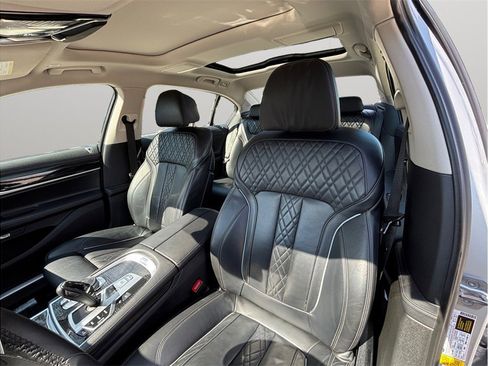 Used 2018 BMW 750i image 21