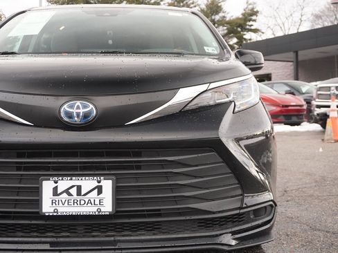 Used 2021 Toyota Sienna LE image 13