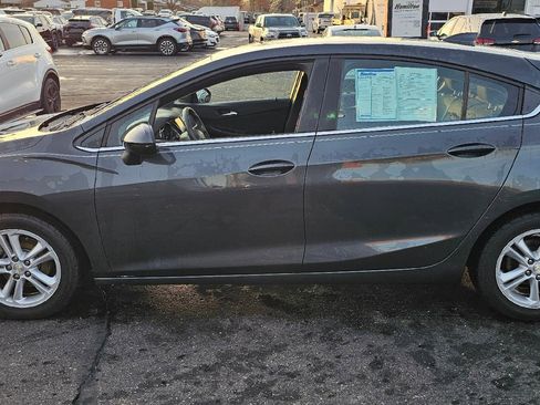 Used 2017 Chevrolet Cruze LT image 4