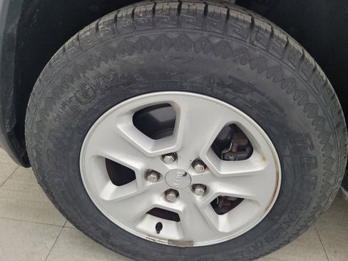 Used 2017 Jeep Grand Cherokee Laredo image 31