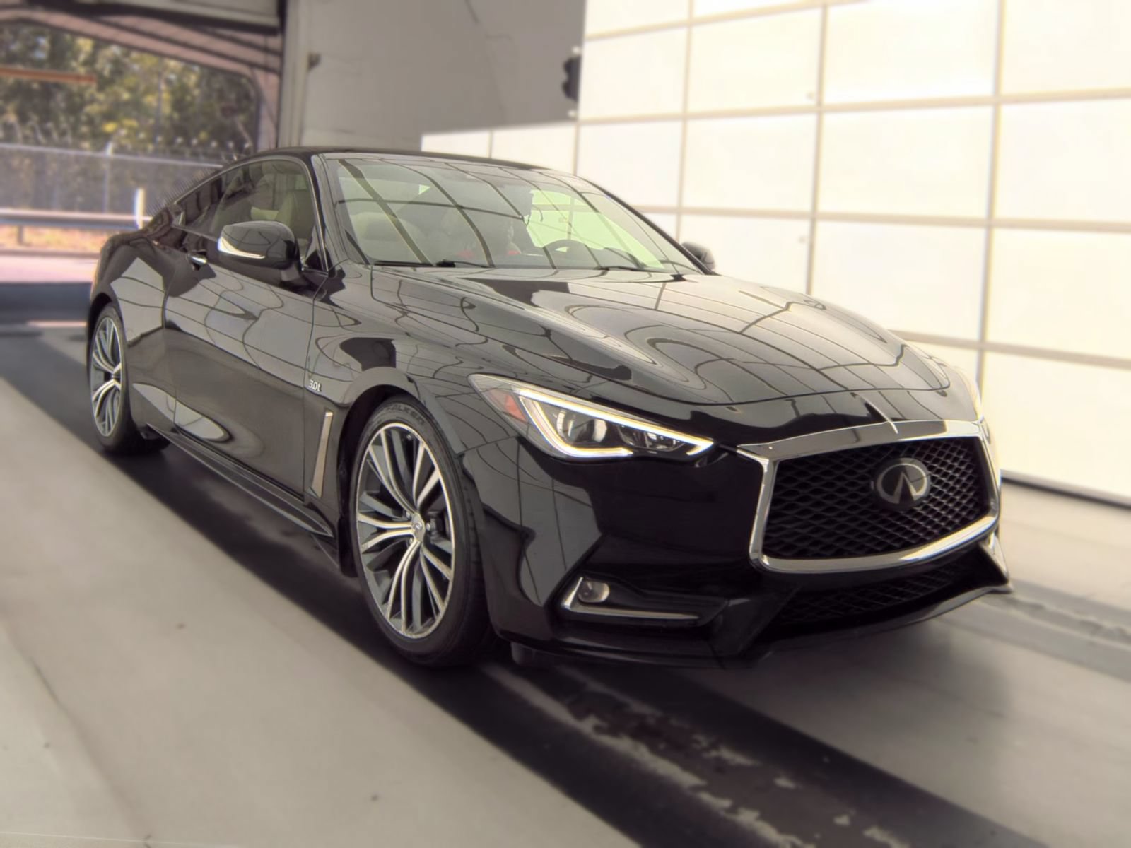 Used 2019 INFINITI Q60 3.0t Luxe w/ Cargo Package RWD image 4