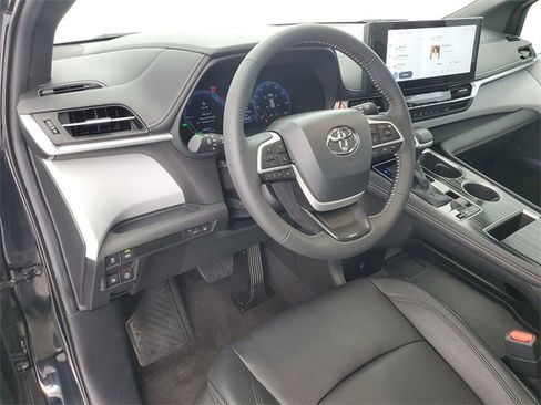Used 2025 Toyota Sienna XSE image 20