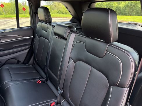 Used 2024 Jeep Grand Cherokee Limited w/ Luxury Tech Group II AWD/4WD image 36