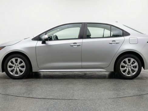 Used 2025 Toyota Corolla LE FWD image 5