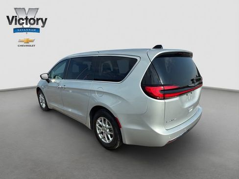 Used 2024 Chrysler Pacifica Touring-L FWD image 5