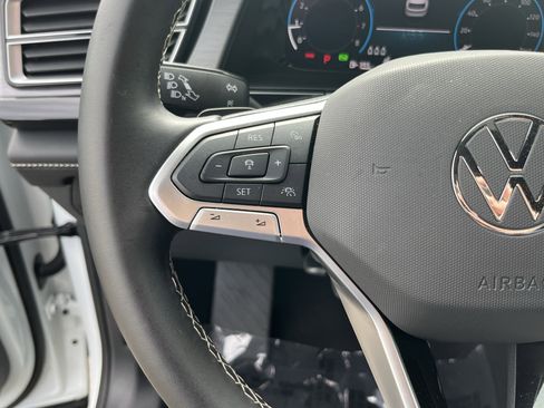 Used 2025 Volkswagen Atlas Cross Sport SE image 19