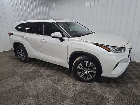 Used 2022 Toyota Highlander XLE AWD/4WD image 1