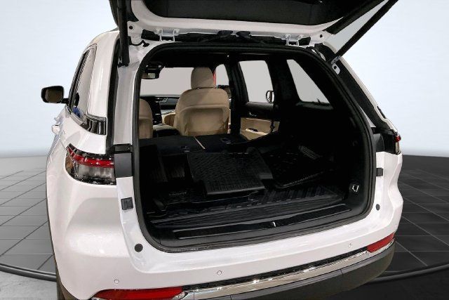 Used 2024 Jeep Grand Cherokee Limited AWD/4WD image 6