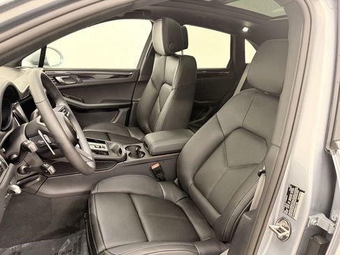 Used 2025 Porsche Macan image 5
