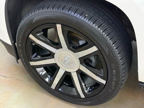 Used 2015 Cadillac Escalade Premium image 25