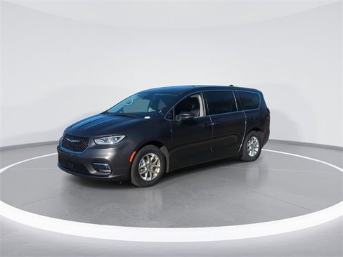 Used 2023 Chrysler Pacifica Touring-L image 4