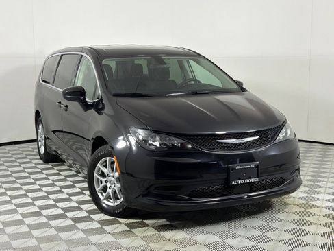 Used 2022 Chrysler Voyager LX FWD image 2