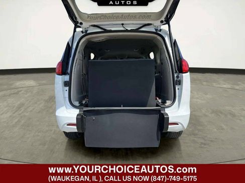 Used 2022 Chrysler Voyager LX FWD image 12