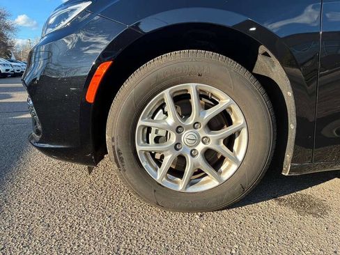 Used 2025 Chrysler Pacifica Select image 15