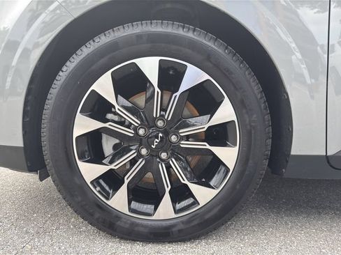 Used 2024 Kia Carnival EX FWD image 11