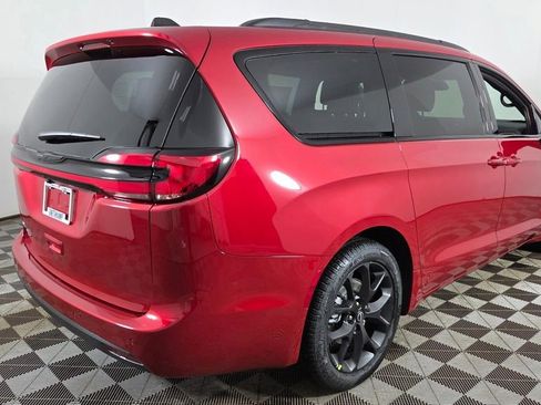 New 2026 Chrysler Pacifica Select image 7