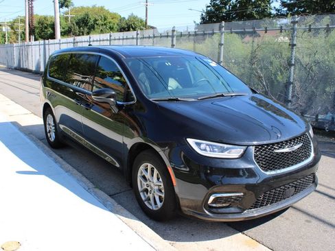 Used 2025 Chrysler Pacifica Select FWD image 4