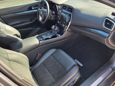 Used 2023 Nissan Maxima SR w/ Sport Mat Group FWD image 9