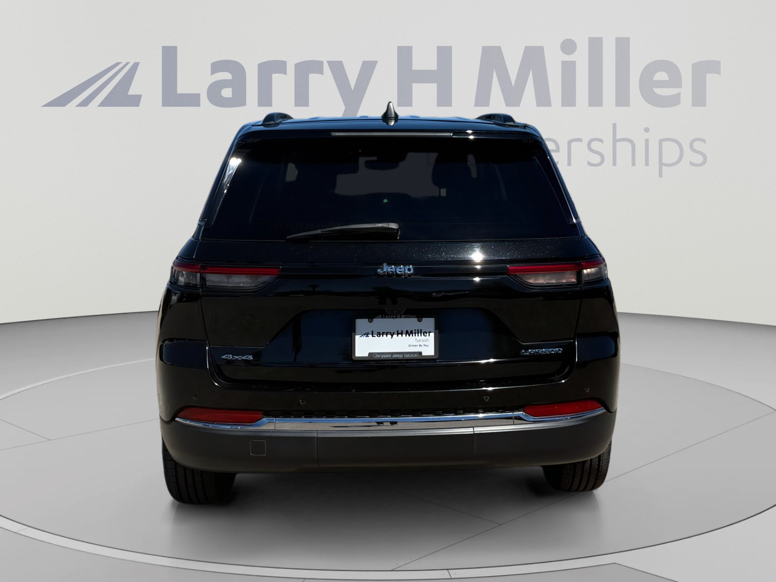 Used 2023 Jeep Grand Cherokee Laredo w/ Trailer Tow Prep Group (B) AWD/4WD image 4