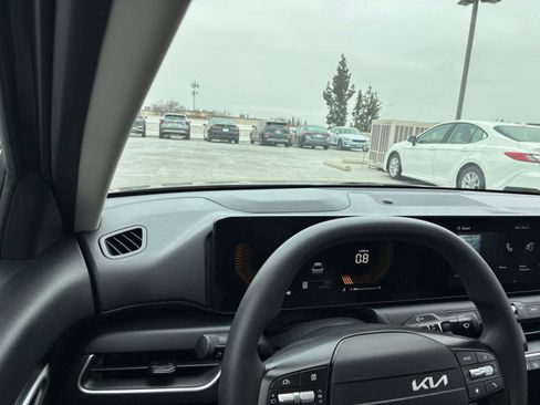 Used 2025 Kia K4 LXS image 33