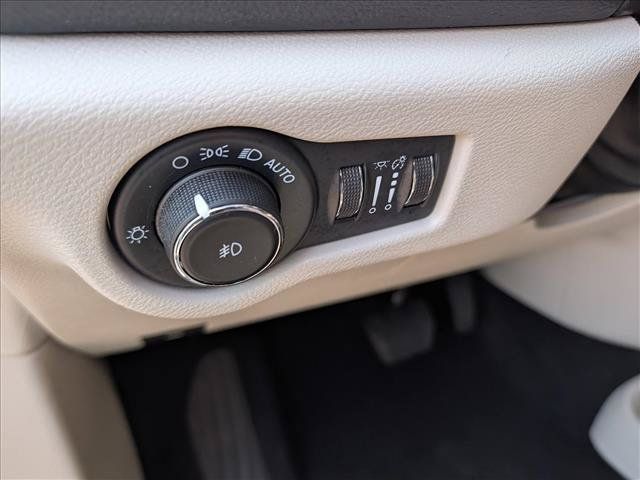 Used 2022 Chrysler Pacifica Touring-L w/ Uconnect Theater Family Group FWD image 34