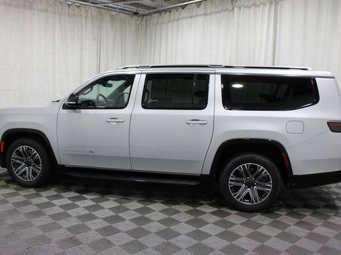 Used 2024 Jeep Wagoneer L Series II w/ Flexible Seating Group AWD/4WD image 34