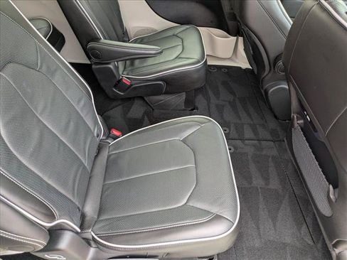 Used 2024 Chrysler Pacifica Limited FWD image 20