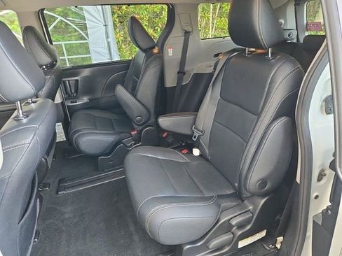 Used 2015 Toyota Sienna SE FWD image 9