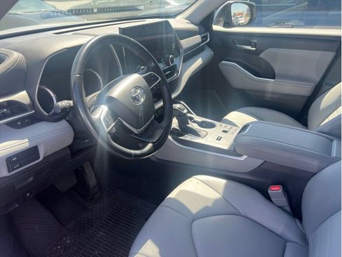 Used 2023 Toyota Highlander XLE AWD/4WD image 5