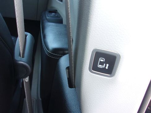 Used 2022 Chrysler Pacifica Touring-L image 7