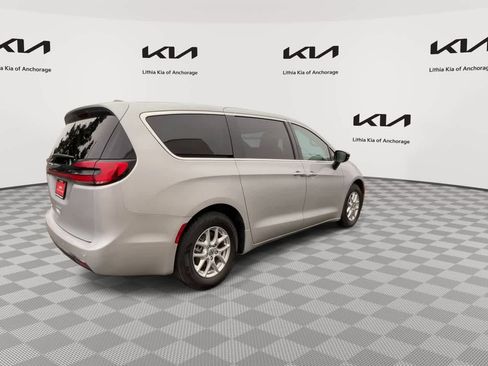 Used 2024 Chrysler Pacifica Touring-L FWD image 2