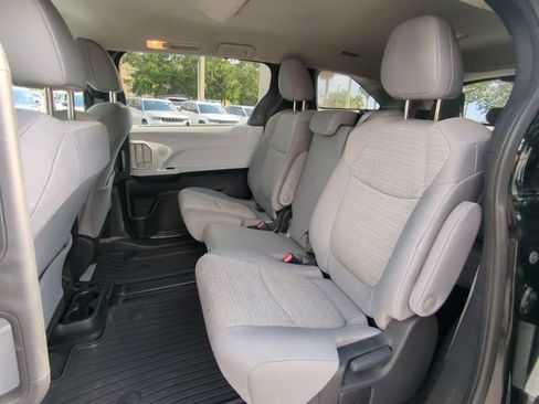 Used 2025 Toyota Sienna LE FWD image 16
