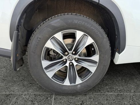 Used 2023 Toyota Highlander XLE AWD/4WD image 11