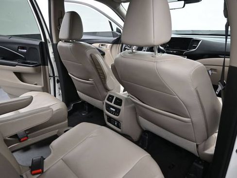Used 2019 Honda Pilot Touring image 12