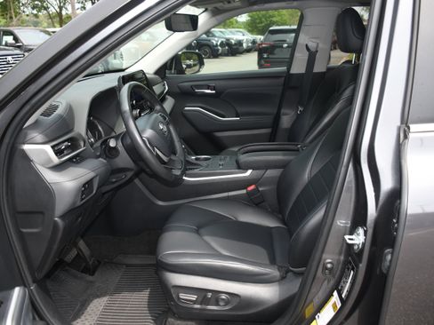 Used 2023 Toyota Highlander XLE FWD image 8