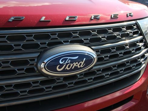 Used 2024 Ford Explorer XLT w/ Equipment Group 202A AWD/4WD image 11