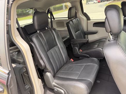 Used 2015 Chrysler Town & Country Touring FWD image 7
