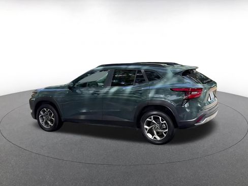 Used 2025 Chevrolet Trax LT w/ LT Convenience Package FWD image 10