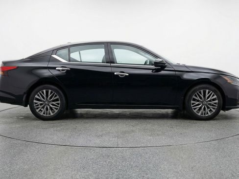 Used 2025 Nissan Altima 2.5 SV image 11