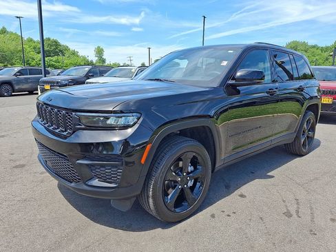 Certified 2025 Jeep Grand Cherokee Altitude AWD/4WD image 3